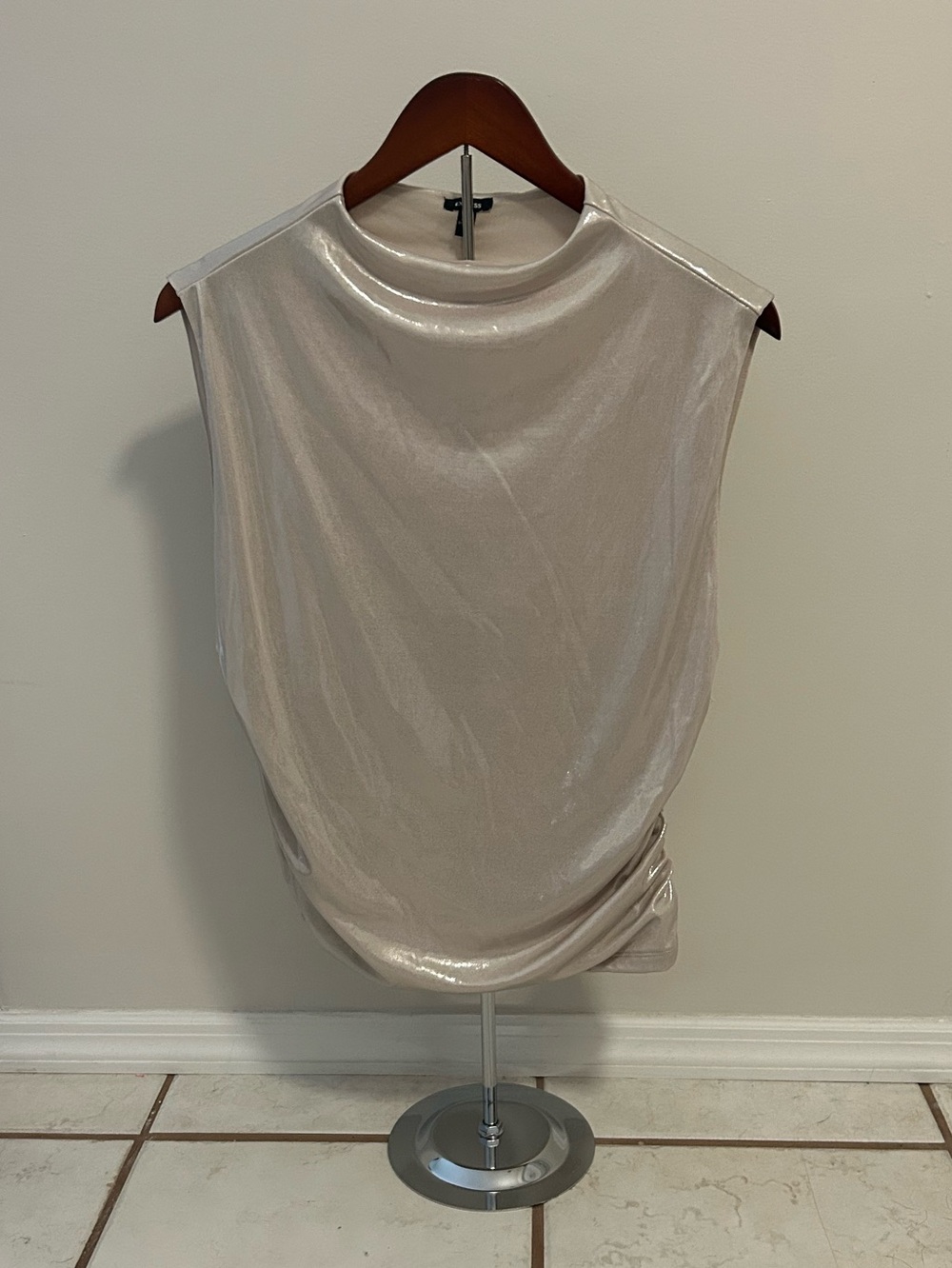 Express Sz M Shimmery Pearl Sleeveless Blouse